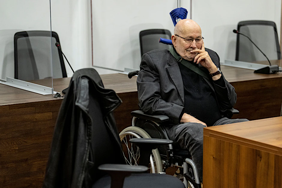 Kein Zeichen des Bereuens: Horst Mahler grinst, als er auf den Anfang seines jüngsten Prozesses wegen Volksverhetzung wartet.