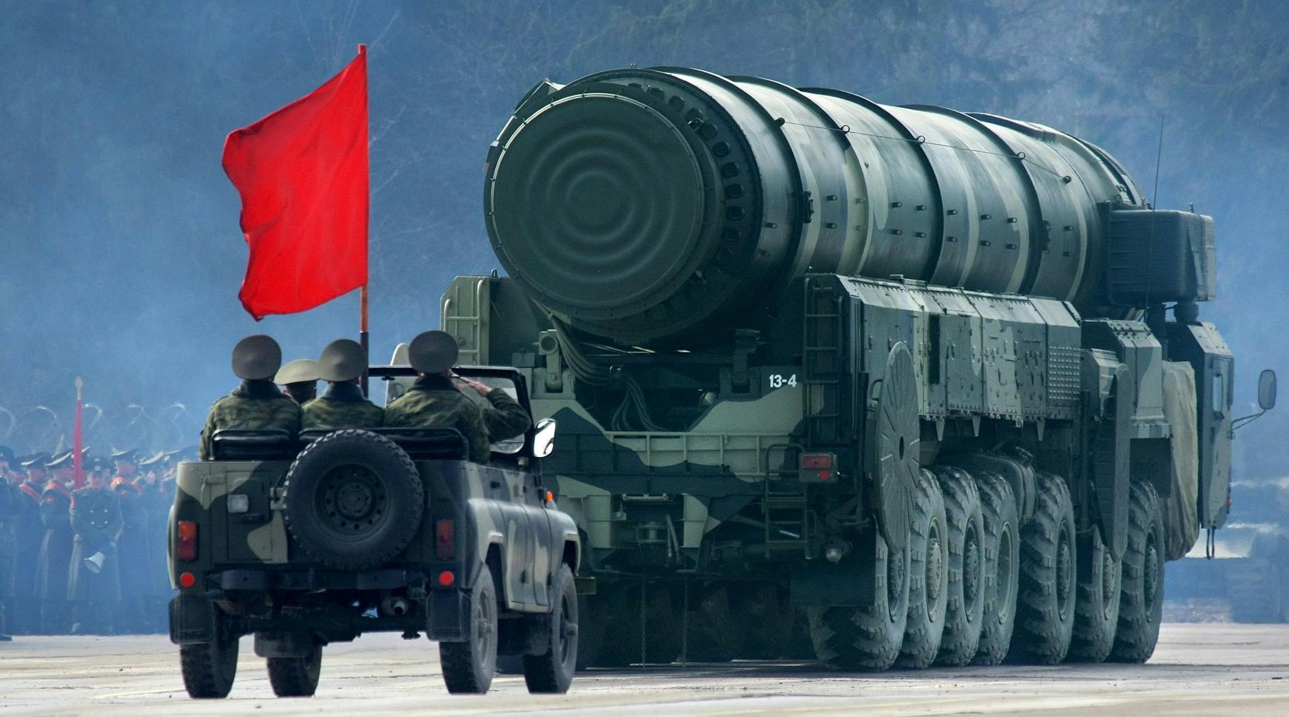 ARCHIV - Eine mobile Startrampe für die atomwaffenfähige Interkontinentalrakete Topol-M während einer Militärparade in Russland (Archivbild).