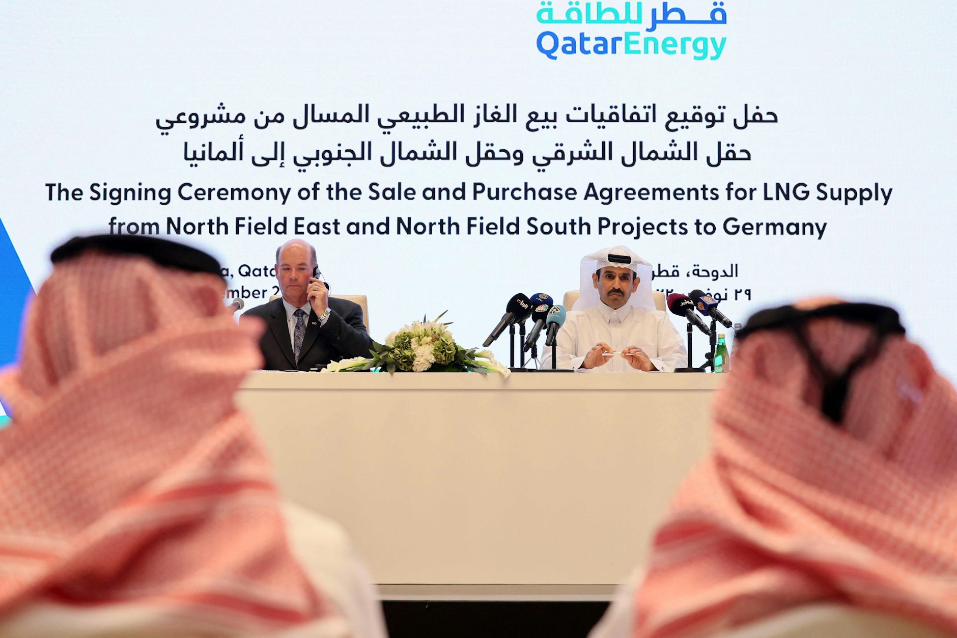 Saad Sherida al-Kaabi, Energieminister von Katar (R), und Ryan Lance, CEO von ConocoPhillips, während der Pressekonferenz zum LNG-Deal.