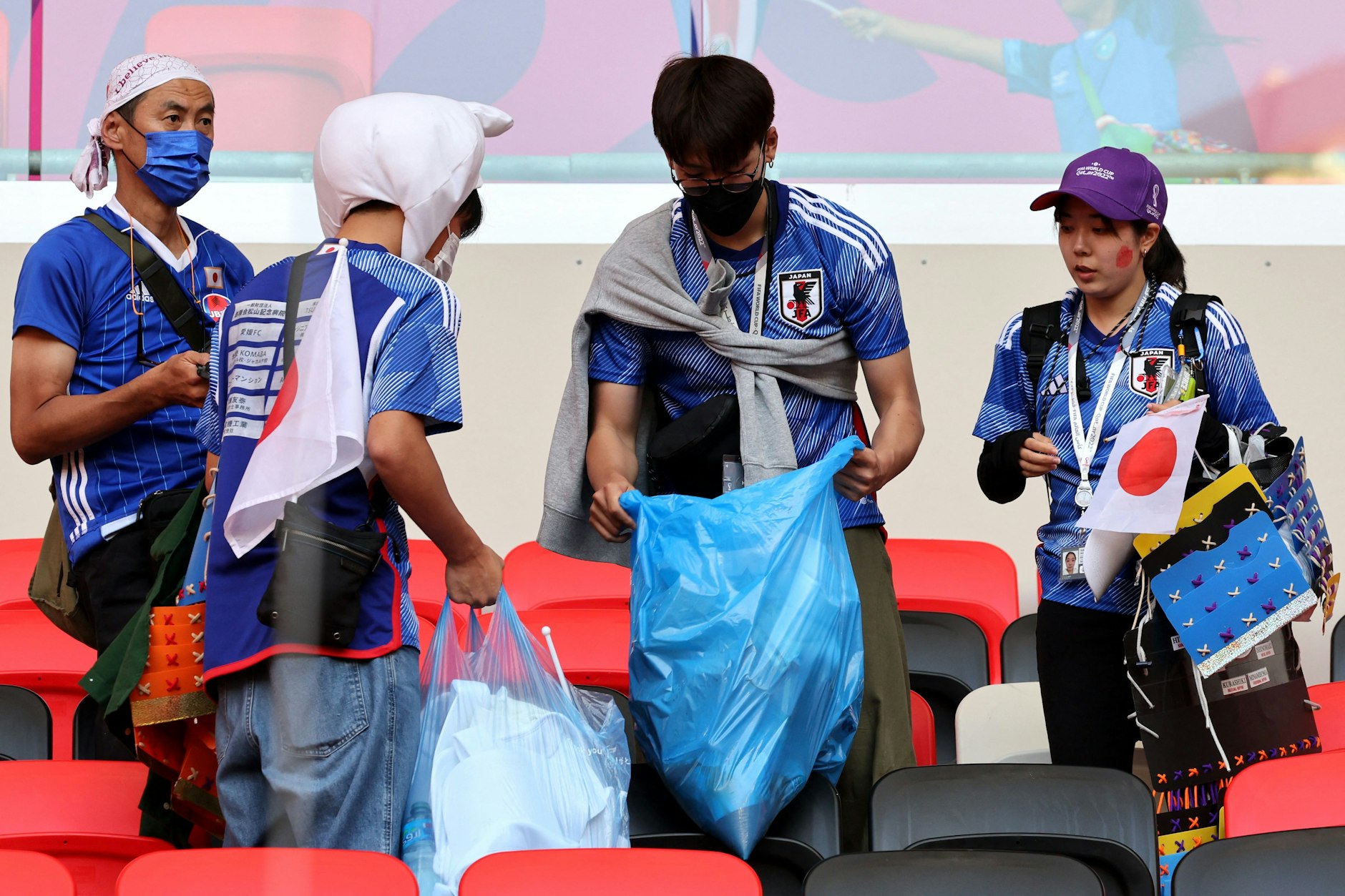 Japanische Fans in Katar räumen nach dem Spiel im Stadion auf.&nbsp;
