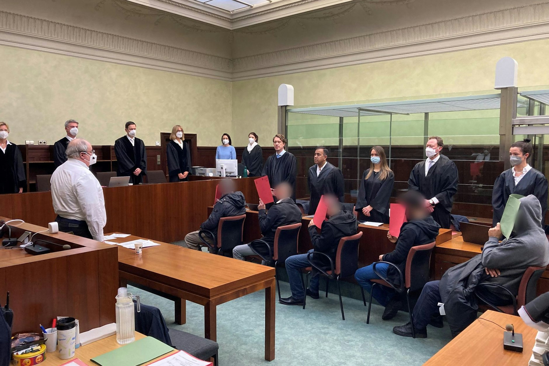 Die Angeklagten während des Prozesses im Gerichtssaal im Berliner Kammergericht.