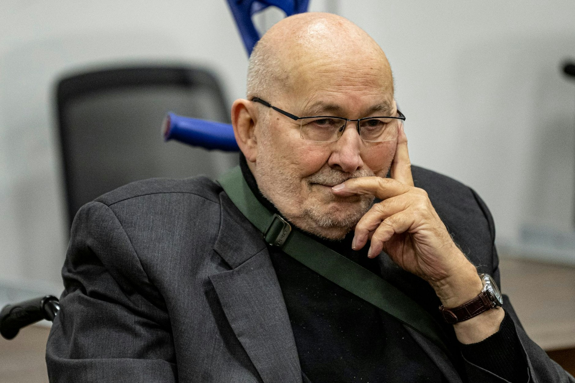 Horst Mahler, ehemaliger NPD-Anwalt, kommt zum seinem Prozess wegen Volksverhetzung und Leugnung des Holocausts im Rollstuhl in den Gerichtssaal.&nbsp;