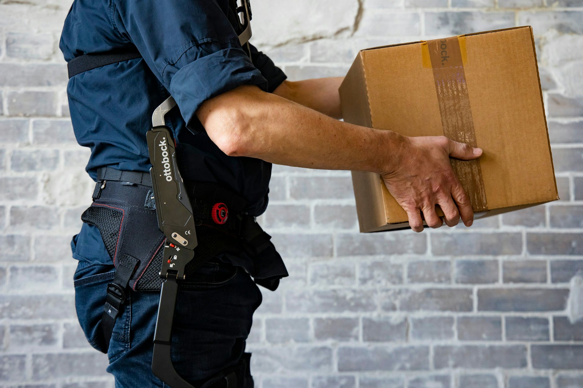 Technische Hilfsmittel wie aus Science-Fiction-Filmen verändern die Arbeitswelt 6 Klein, aber schwer ist die Kiste eigentlich: Doch mit diesem Exoskelett ist sie deutlich leichter.