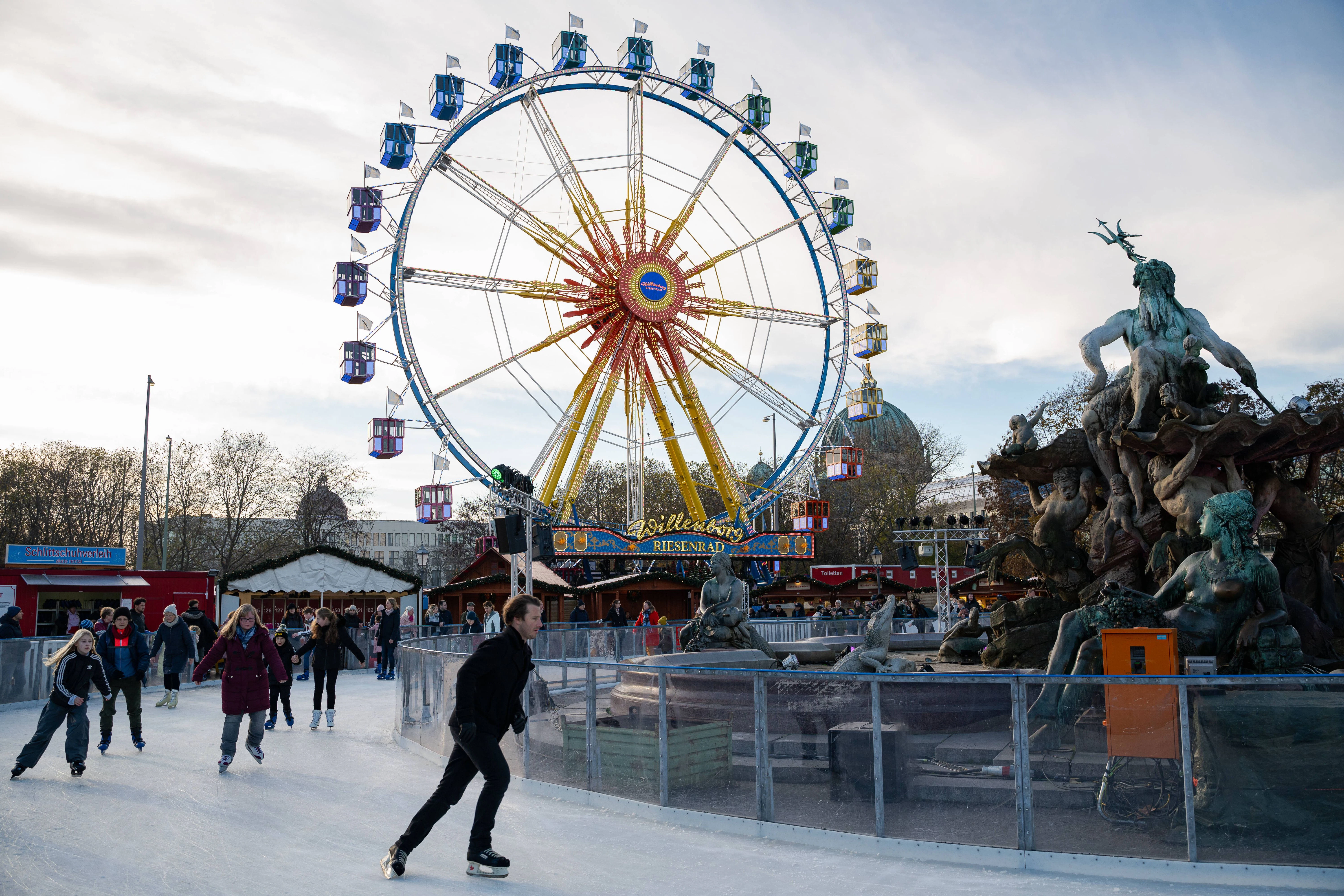 Rad im Rücken: Rund um den Neptunbrunnen kann man eislaufen. Immerhin.