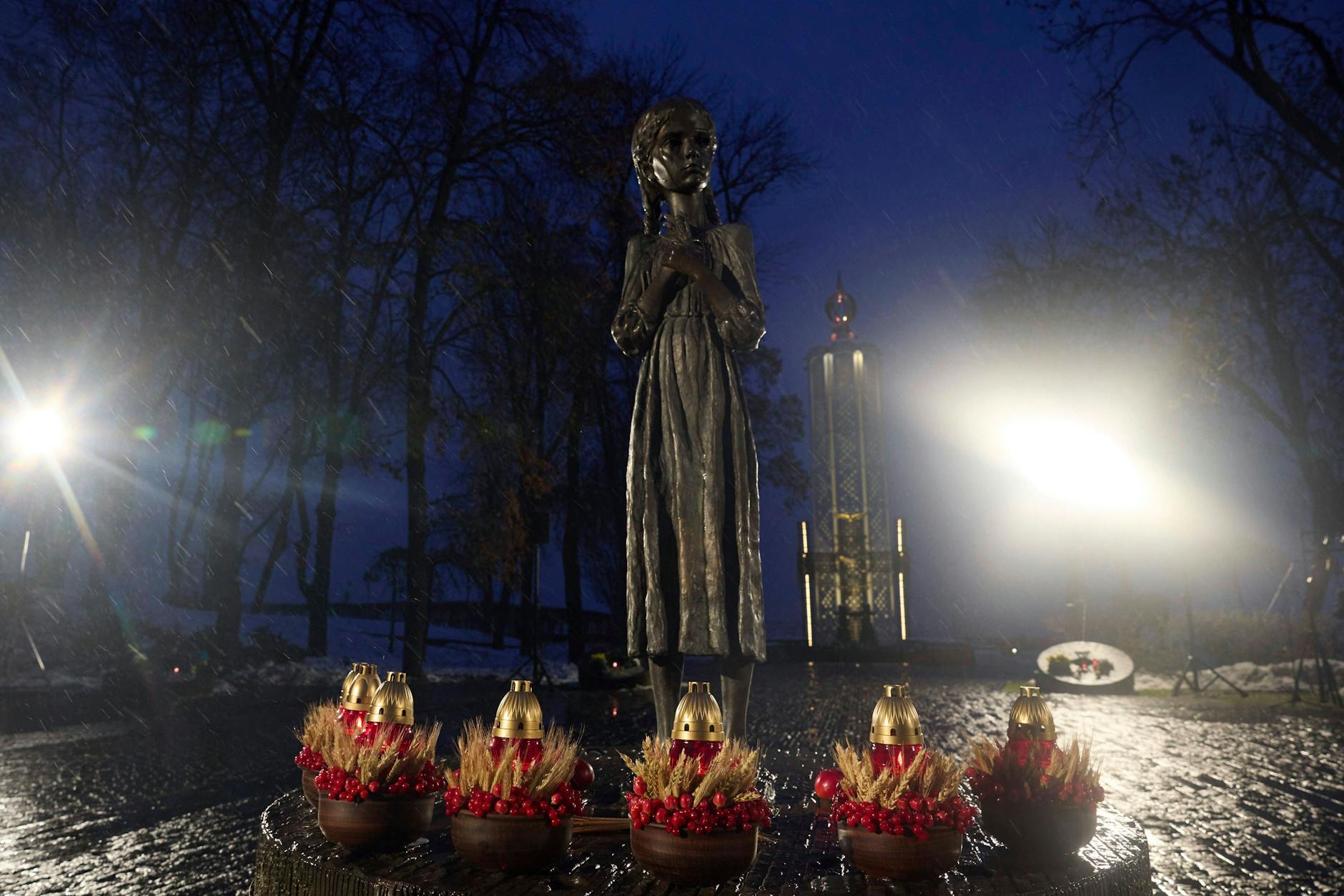Das Holodomor-Denkmal in Kiew war am 26. November wieder Zentrum des nationalen Gedenkens an die etwa vier Millionen ukrainischen Opfer der Politik Stalins, der auch mehr als drei Millionen Russen und 1,2 Millionen Kasachen zum Opfer fielen.