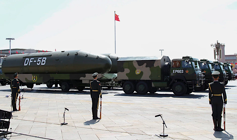 Chinesische Atomraketen des Typs Dongfeng-5B werden bei einer Militärparade in Peking präsentiert (Archivbild).