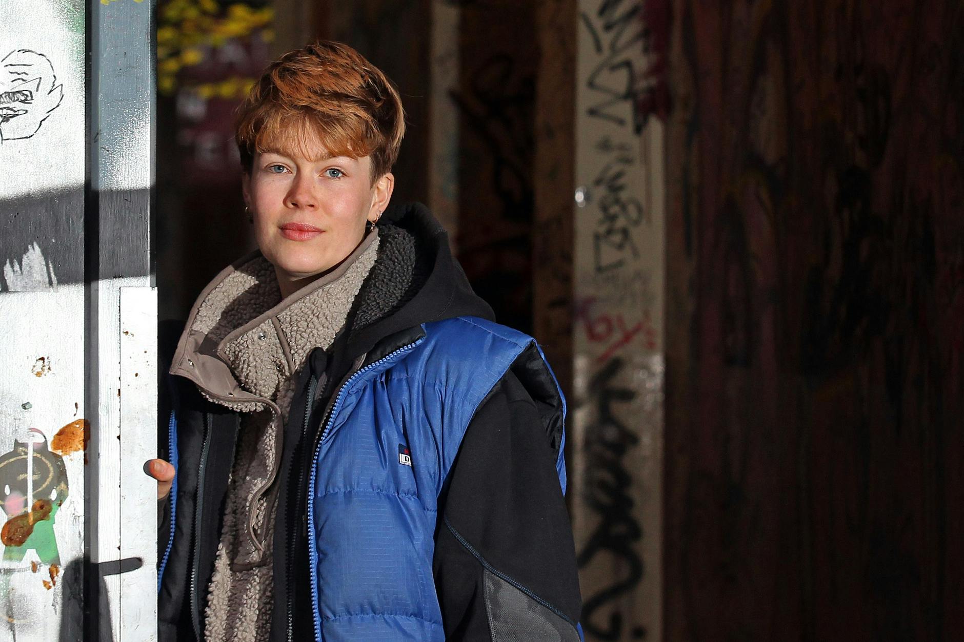 Jarmila Dürholt, Vorsitzende des Vereins K12, vor dem Haus in der Kastanienallee. 100 Menschen leben zu sehr günstigen Mieten in dem kaum sanierten Gebäude.