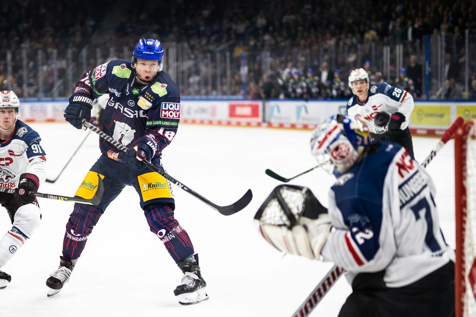 Eisbär Jonas Müller beschränkt sich nicht aufs Verteidigen: Wie hier gegen die Nürnberg Ice Tigers taucht er, wenn sich die Chance bietet, auch vor dem Tor des Gegners auf.