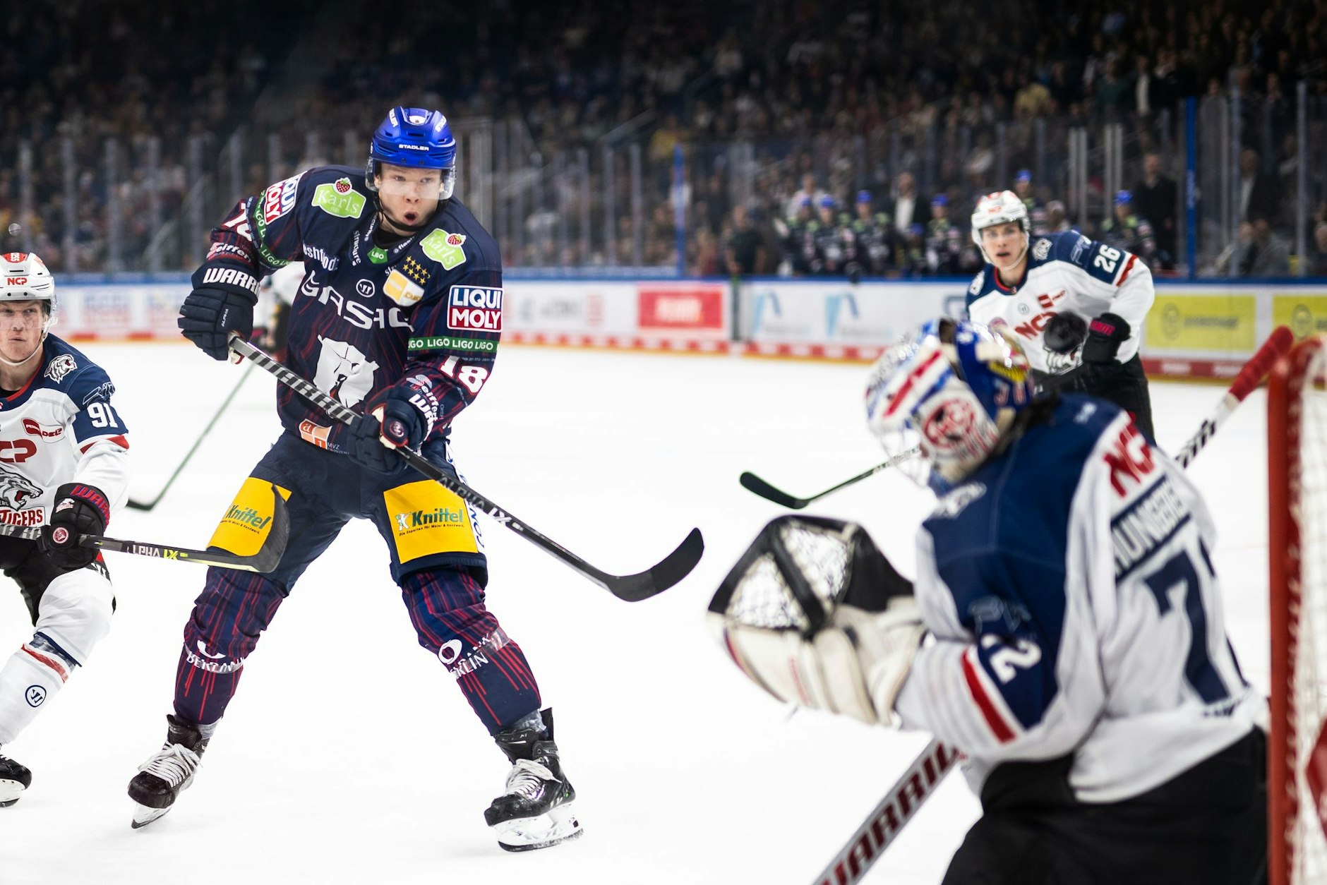 Eisbär Jonas Müller beschränkt sich nicht aufs Verteidigen: Wie hier gegen die Nürnberg Ice Tigers taucht er, wenn sich die Chance bietet, auch vor dem Tor des Gegners auf.