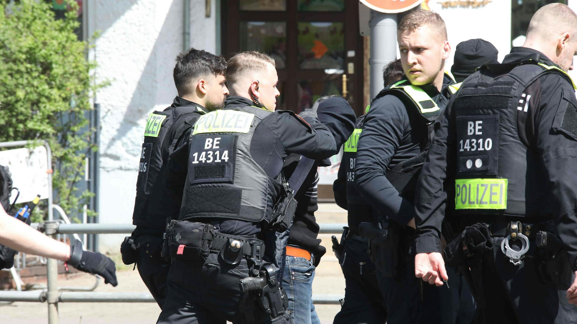 Der Killer der sechsfachen Mutter Zohra G. wurde noch am Tatort in Berlin-Pankow festgenommen und abgeführt.