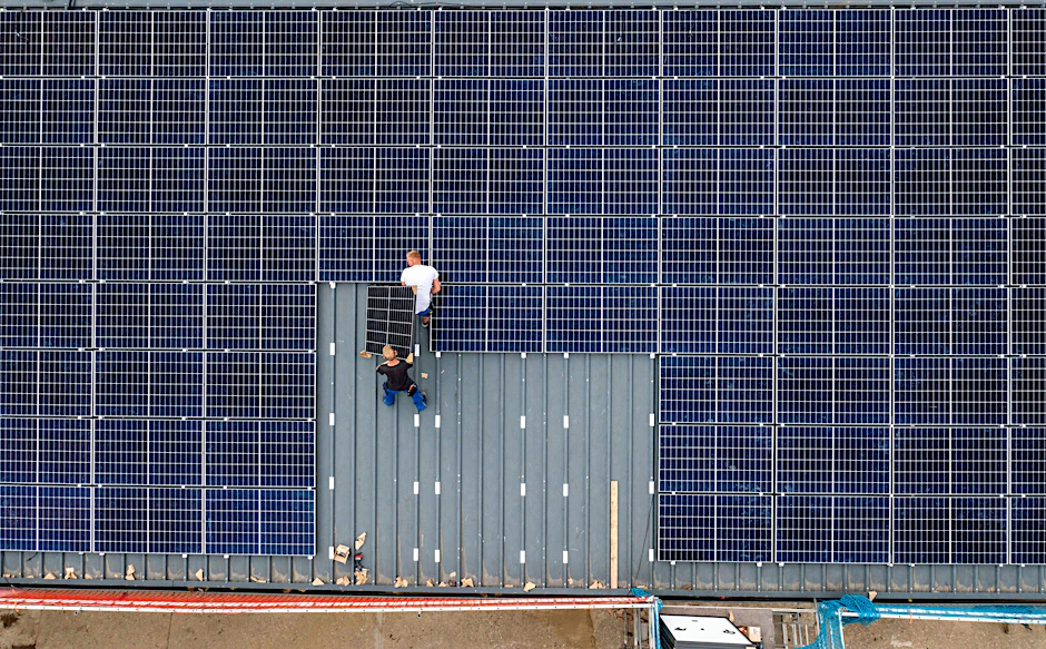 Montage von Solarmodulen auf dem Dach einer Scheune