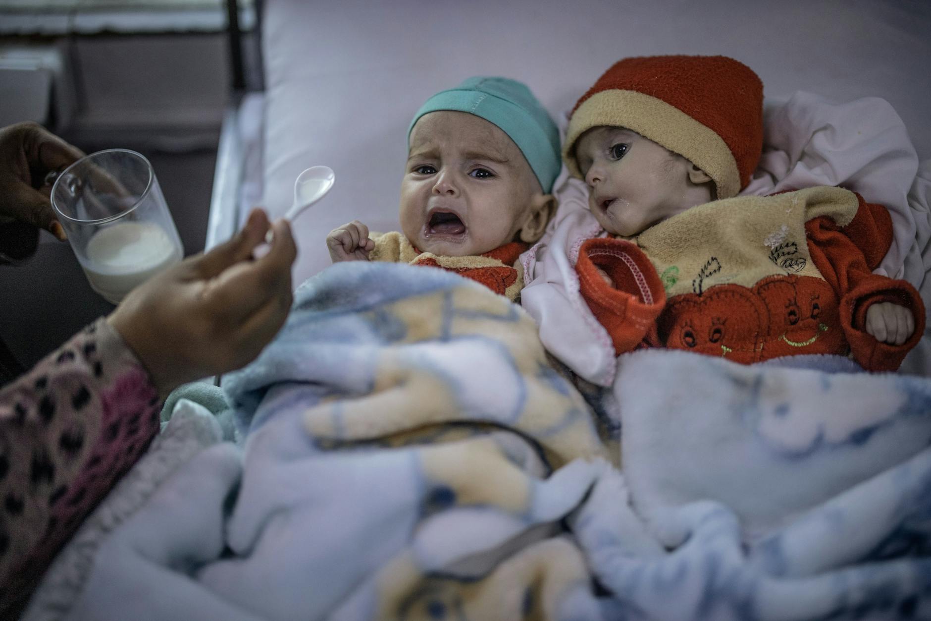 Eine afghanische Mutter füttert zwei schwer unterernährte Säuglinge in einem Krankenhaus in Kabul. Für Kinder ist Afghanistan eines der gefährlichsten Länder der Welt.