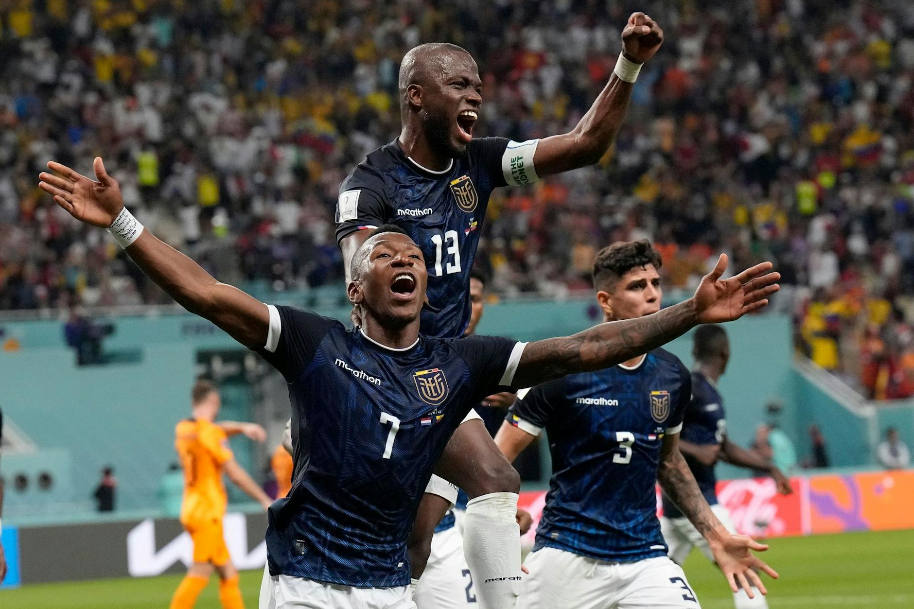 Ecuadors Énner Valencia (M) bejubelt sein Tor zum 1:1 gegen die Niederlande.