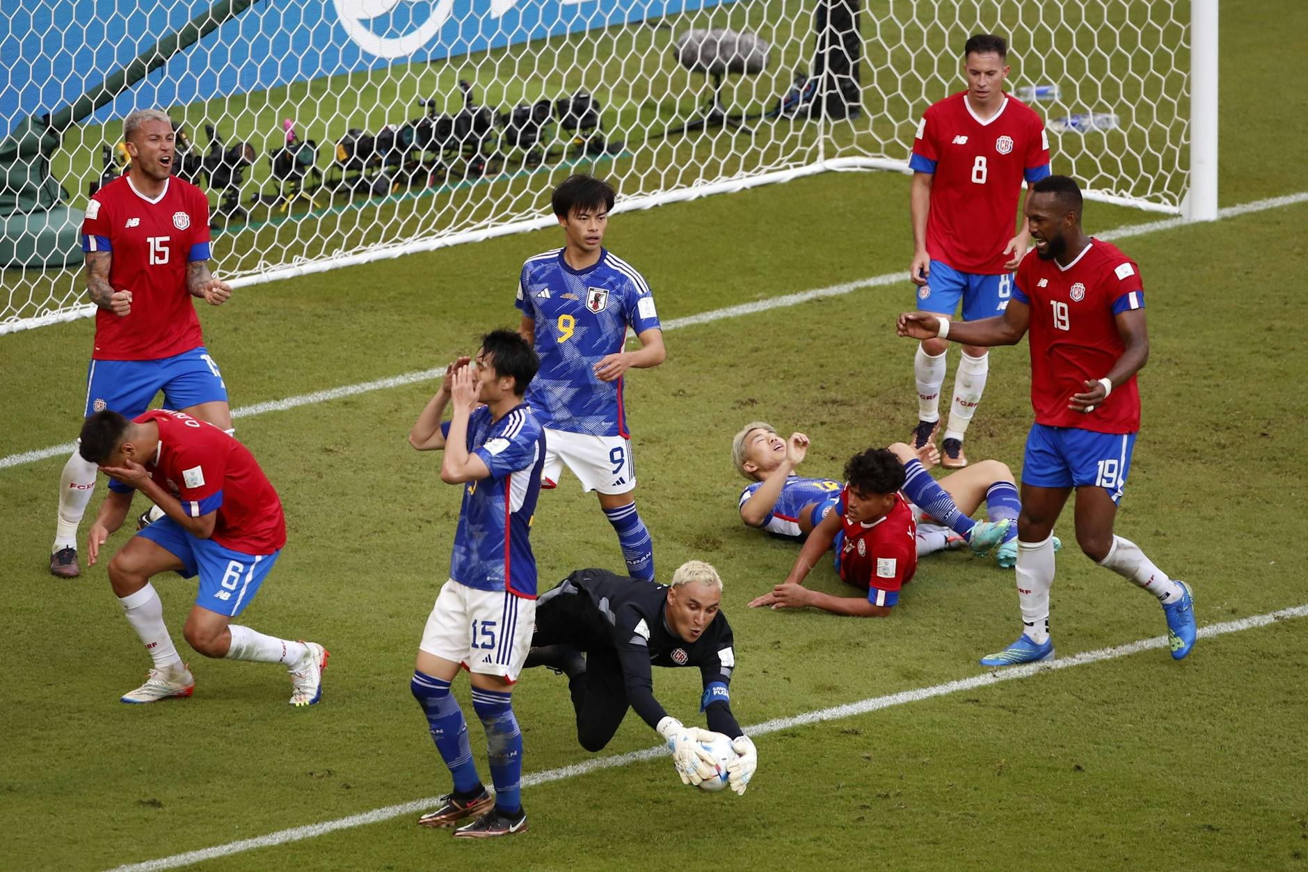 Japan verzweifelte beim 0:1 an Costa Ricas Keeper Keylor Navas (35). Der KURIER weiß: Deutschland muss es aus dem Strafraum heraus und links unten probieren. 