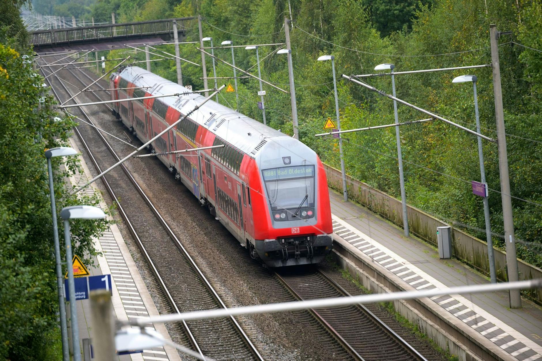 ARCHIV - Ein Regionalzug der Deutschen Bahn fährt durch einen Bahnhof. Foto: Jonas Walzberg/dpa/Symbolbild