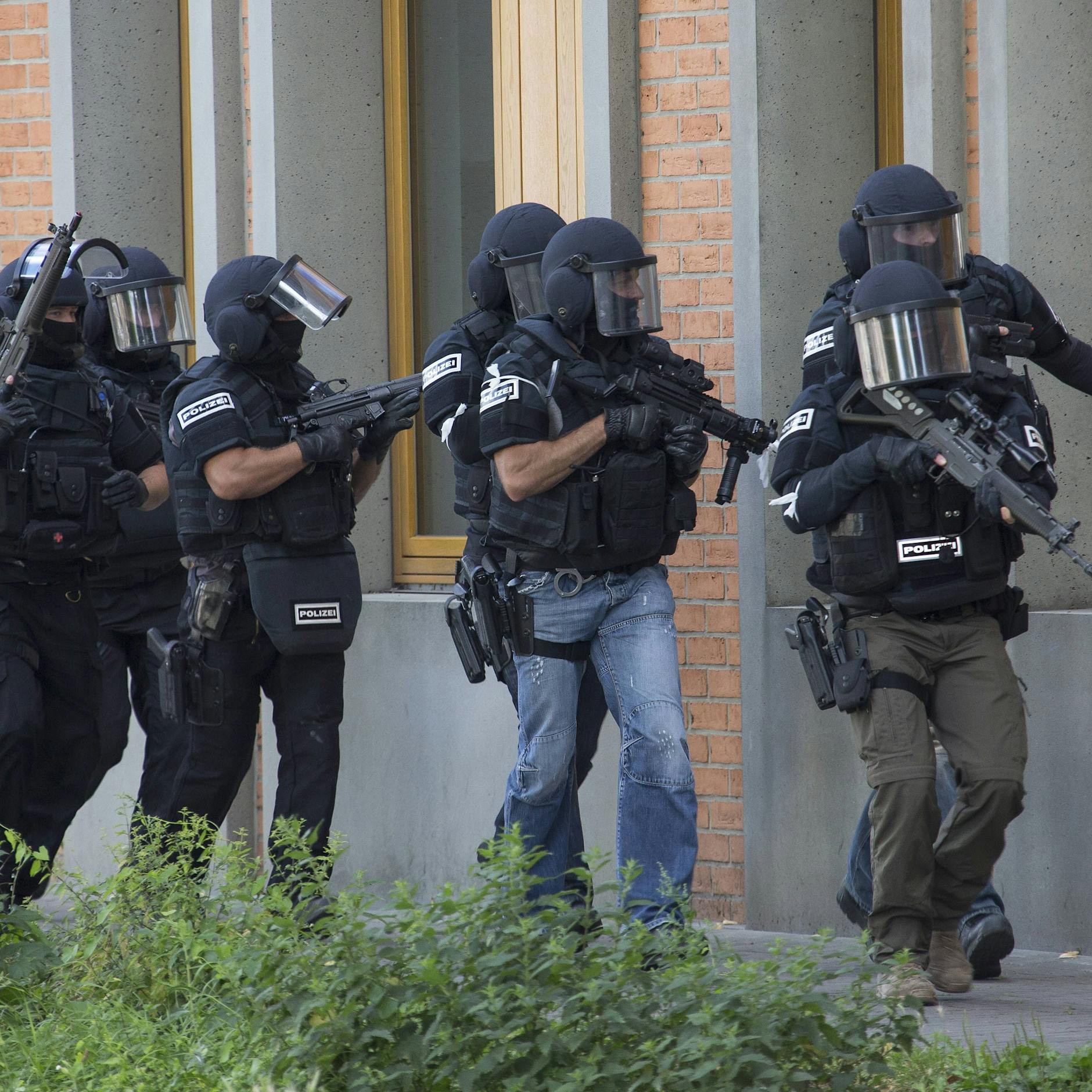 „Klopf, klopf, klopf“: Morgendliche Razzia gegen Verbreiter von Hass im Netz