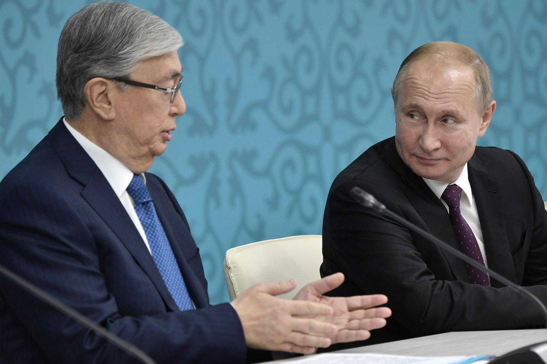 Kasachstans Präsident Kassym-Schomart Tokajew (l.) und Kremlchef Wladimir Putin