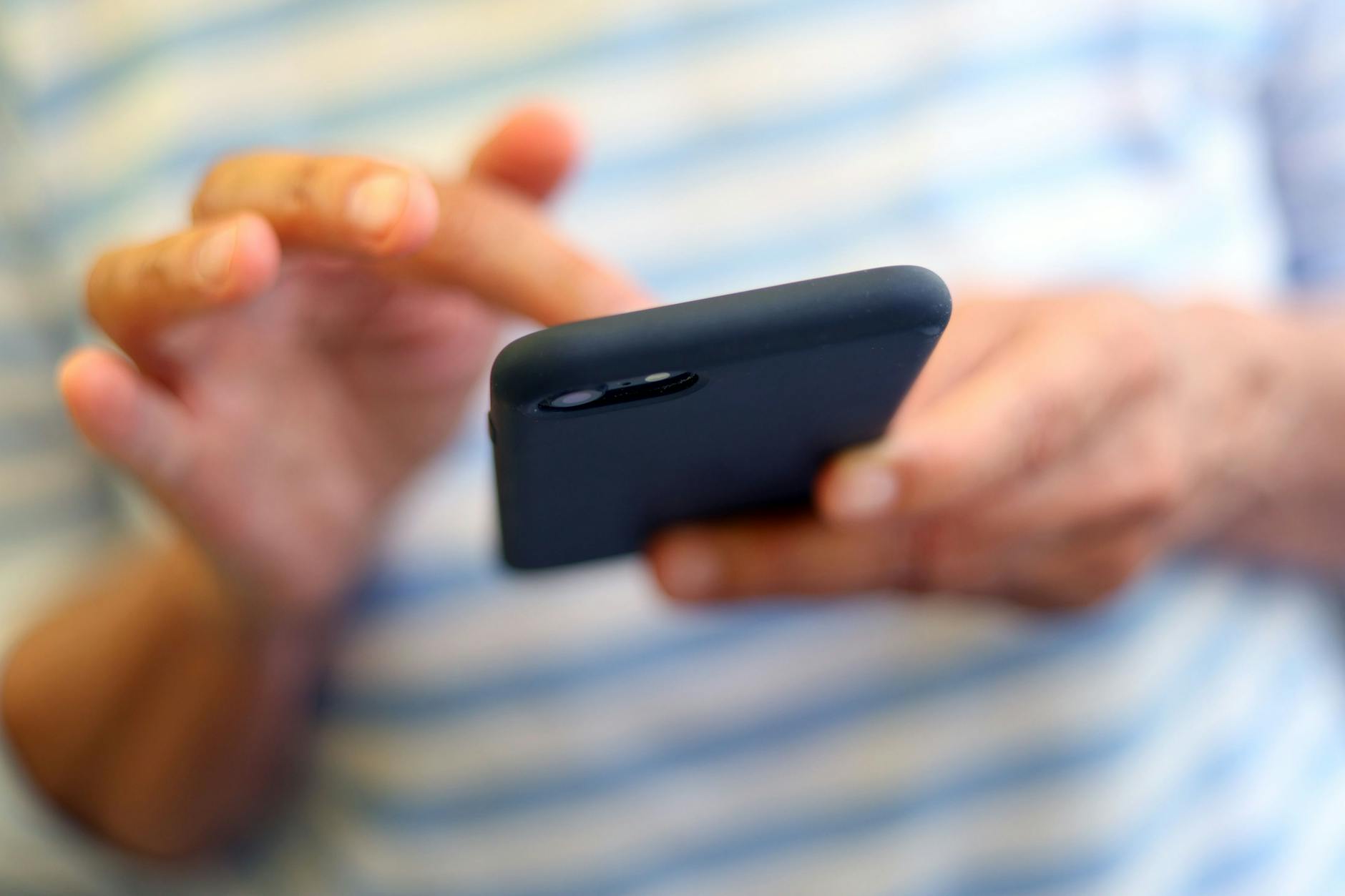 Betrüger verschicken massenweise SMS, in dem sie eine angebliche Zollgebühr für eine Warensendung fordern.