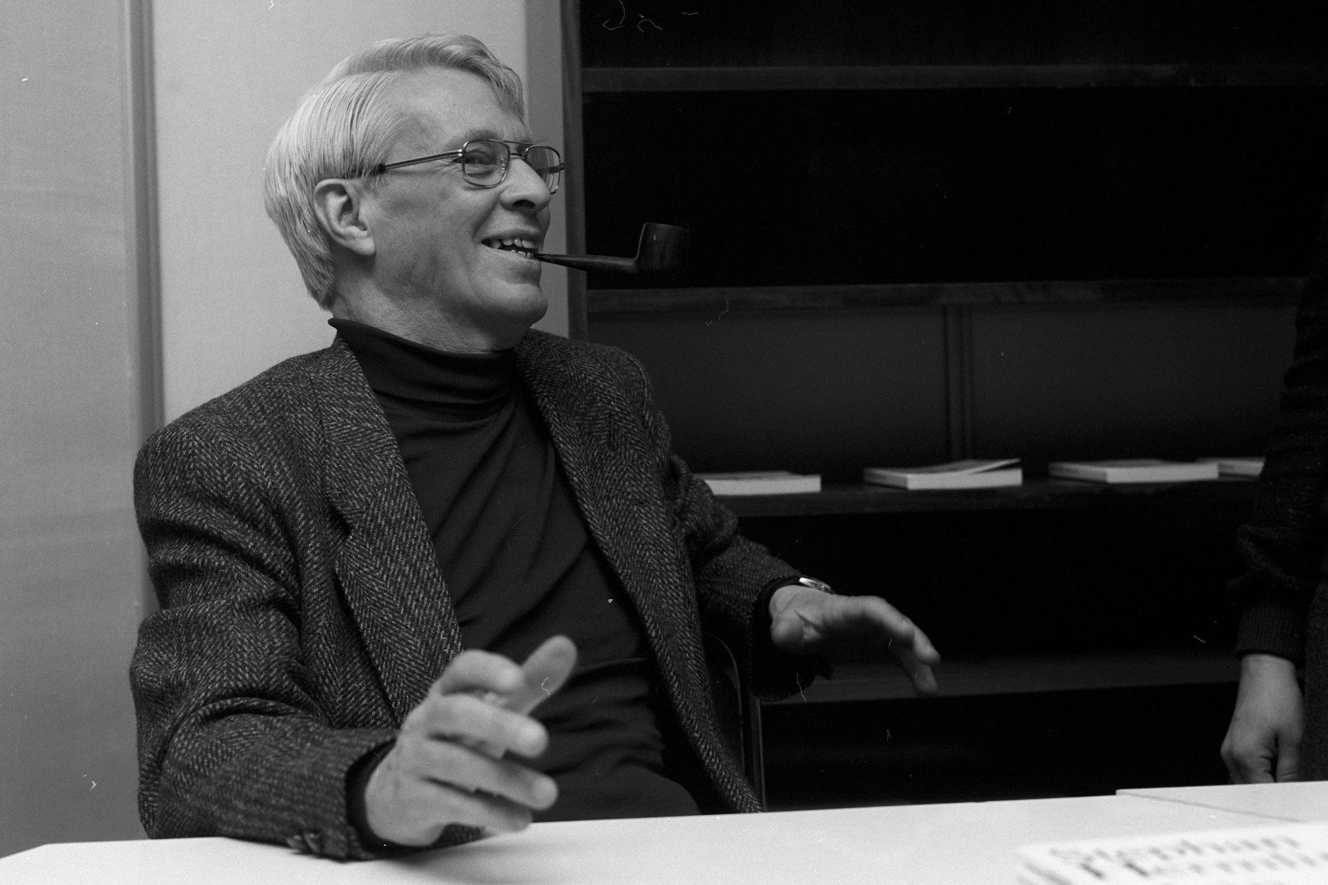 Der Schriftsteller Stephan Hermlin in Ost-Berlin bei einer Autogrammstunde 1986.&nbsp;