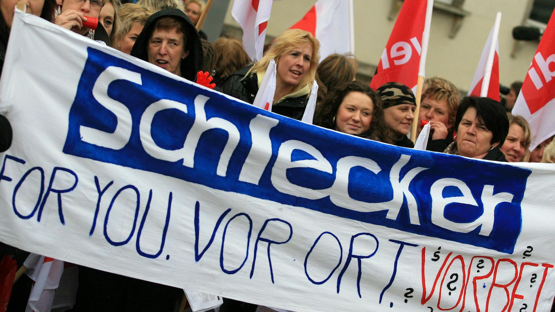 Mitarbeiterinnen der insolventen Drogeriemarktkette demonstrierten 2017. Mehr als 22.000 Beschäftigte standen mit der Pleite plötzlich auf der Straße. 