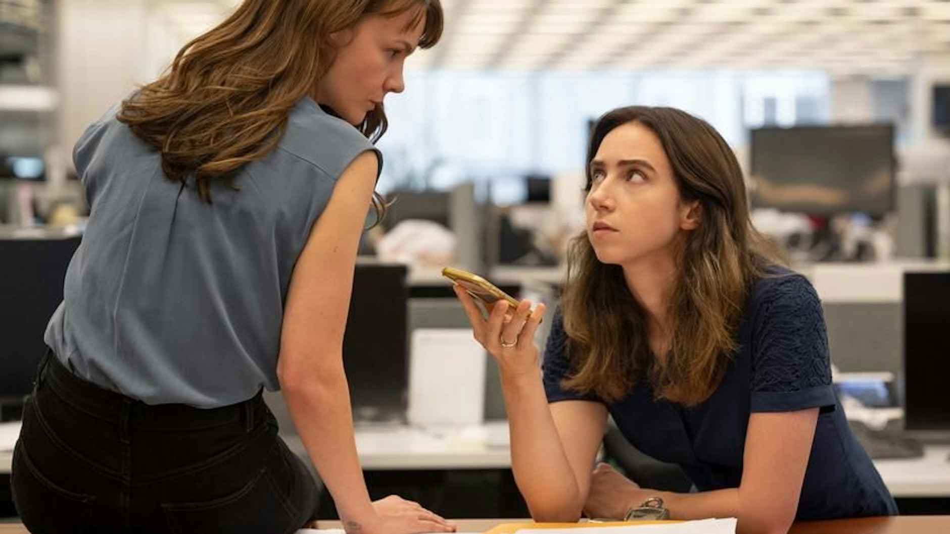 Szene aus „She Said“ von Maria Schrader mit Carey Mulligan (l.) und Zoe Kazan als New-York-Times-Reporterinnen Megan Twohey und Jodi Kantor.