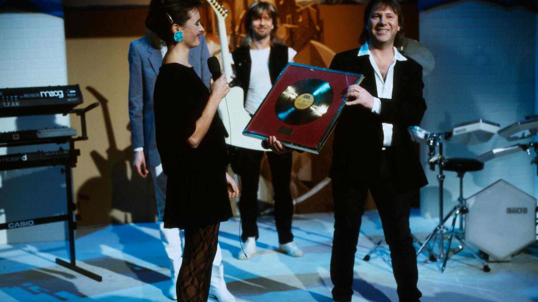 Beim Auftritt für das Album „Die sieben Wunder der Welt“ bekam Karat im Westfernsehen (1984) die Goldene Schallplatte für „Der blaue Planet“ überreicht.