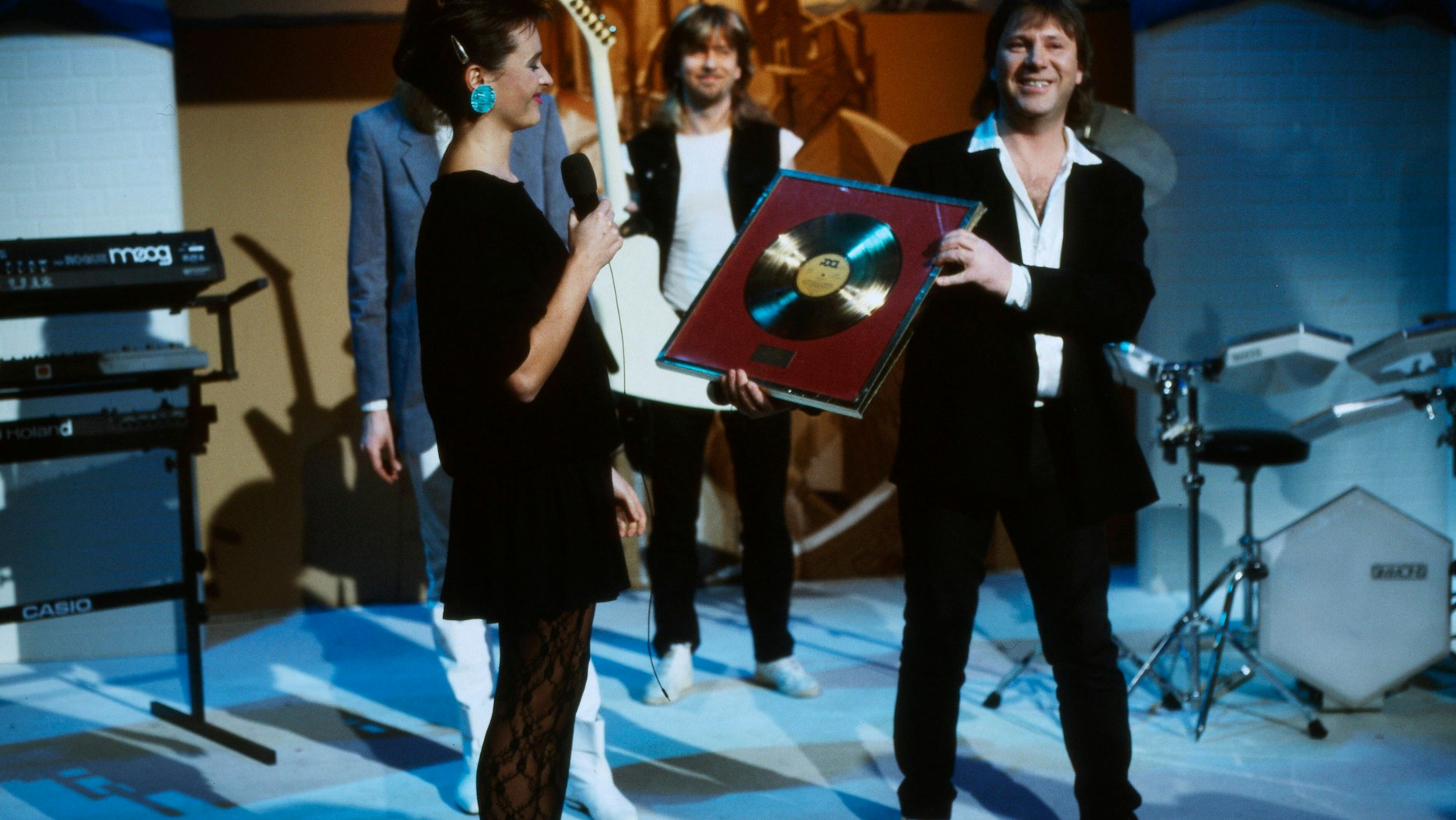 Beim Auftritt für das Album „Die sieben Wunder der Welt“ bekam Karat im Westfernsehen (1984) die Goldene Schallplatte für „Der blaue Planet“ überreicht.