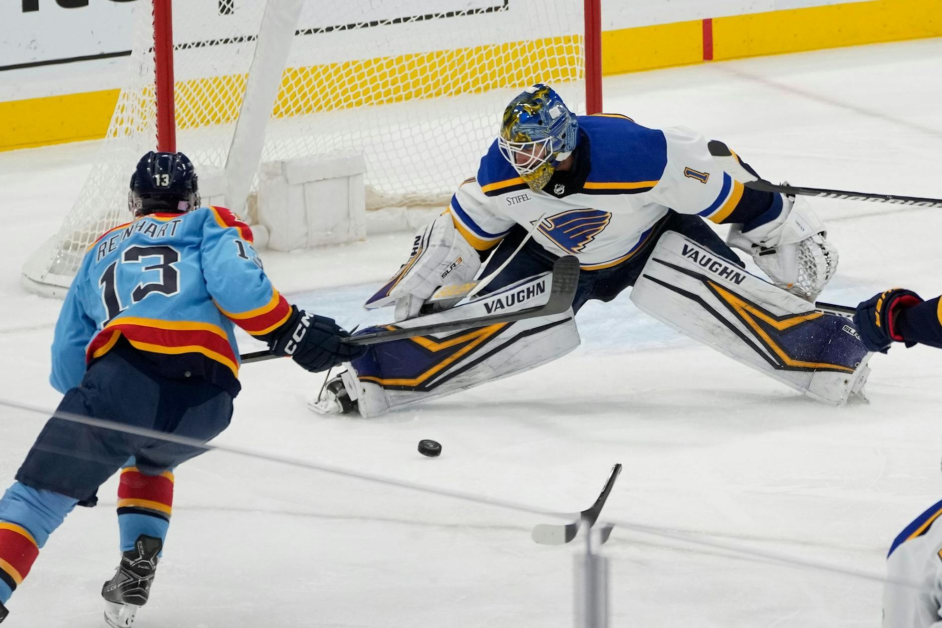 Thomas Greiss (l), Torwart der St. Louis Blues, pariert einen Schuss von Sam Reinhart, Center der Florida Panthers.