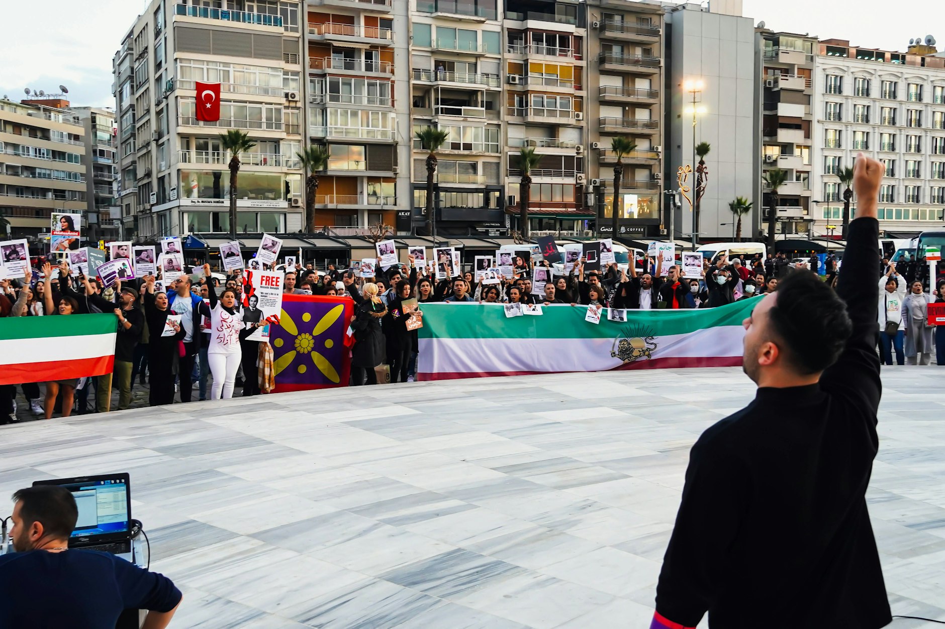 Im Iran und in vielen anderen Ländern wird gegen das Gewalt-Regime der Mullahs demonstriert.