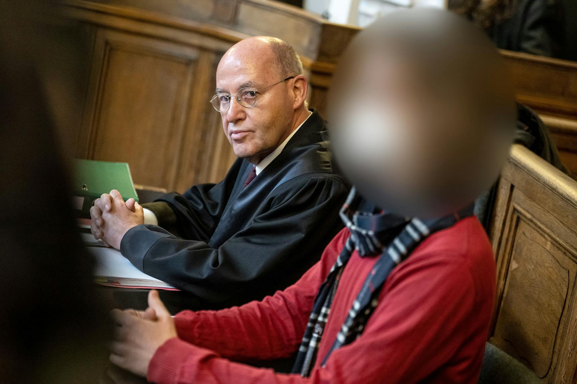 Der Angeklagte (r) sitzt im Prozess wegen Beteiligung an Klima-Blockaden neben Gregor Gysi (Die Linke), Anwalt und Mitglied des Deutschen Bundestages.