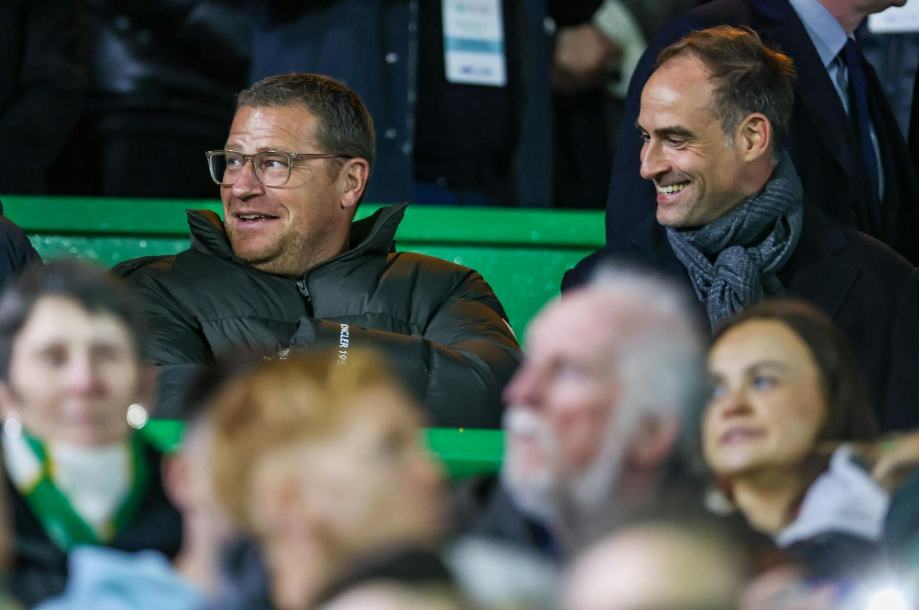 ARCHIV - RB Leipzigs neuer Sportdirektor Max Eberl (l) sitzt neben Noch-Geschäftsführer Oliver Mintzlaff.