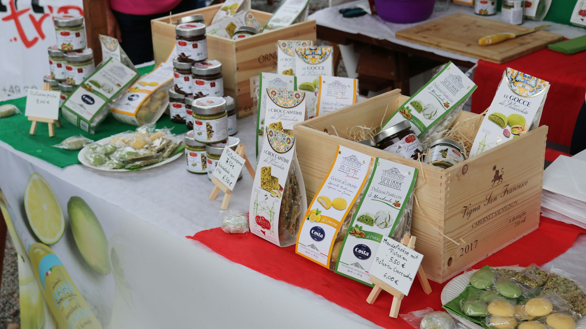 Pistaziencreme, Panettone, Pesto und Kekse: mediterrane Köstlichkeiten am Stand von Vifino