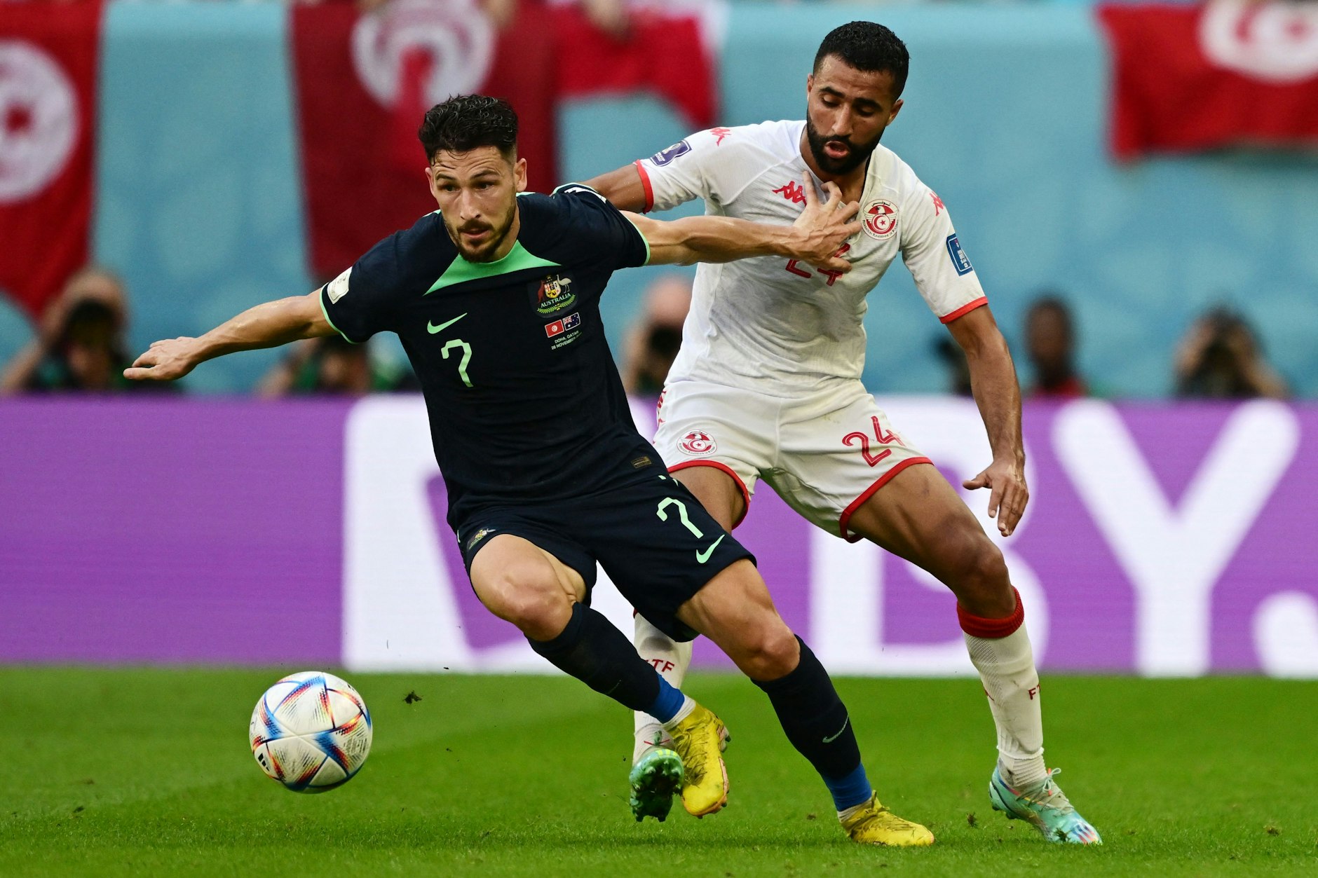 Mathew Leckie behauptet den Ball gegen Tunesiens Ali Abdi.