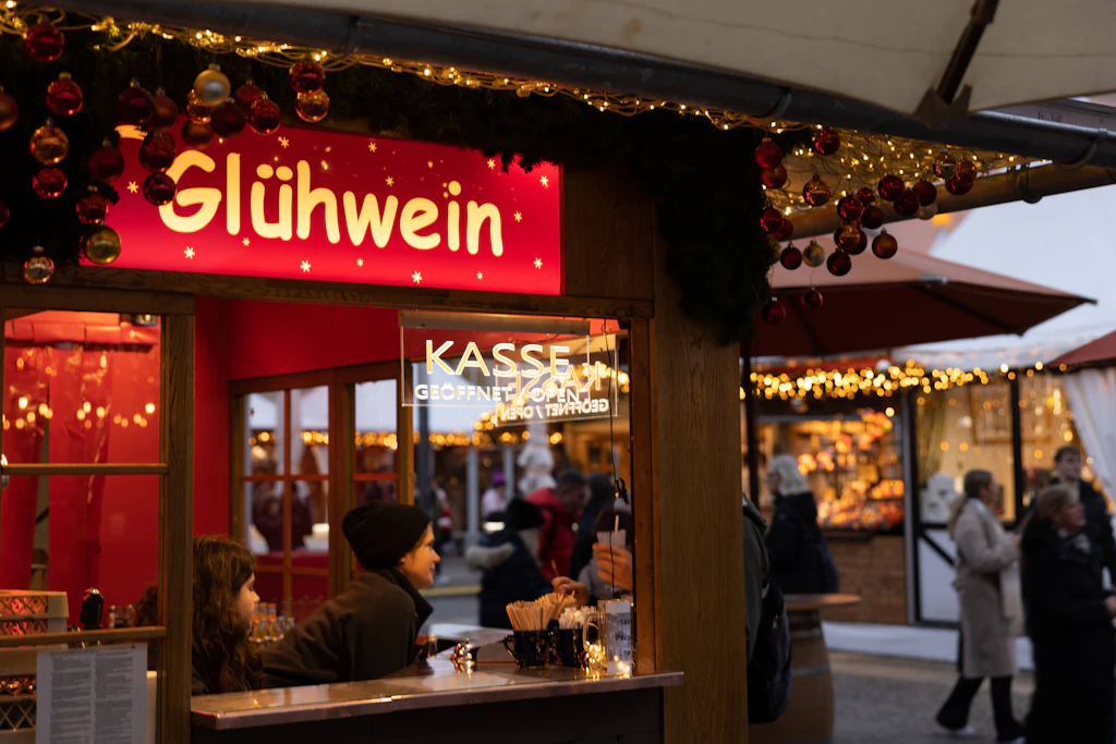 Kein teutonisches Bratwurst-Einerlei: Weihnachtsmarkt in Berlin geht auch anders