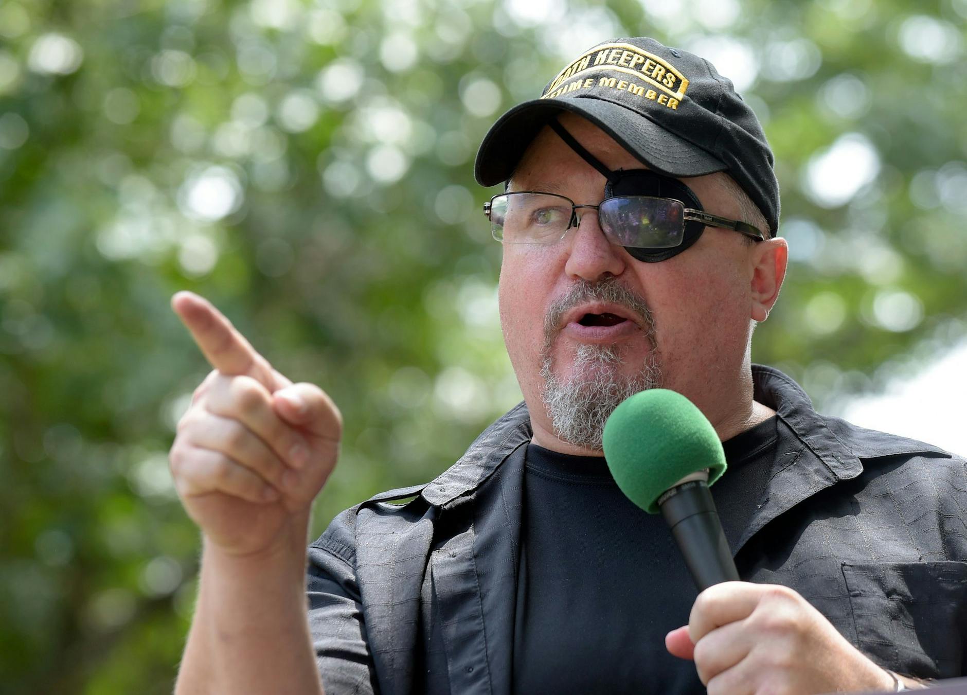 ARCHIV - Stewart Rhodes, Gründer rechtsextremen Miliz «Oath Keepers», spricht während einer Kundgebung vor dem Weißen Haus.