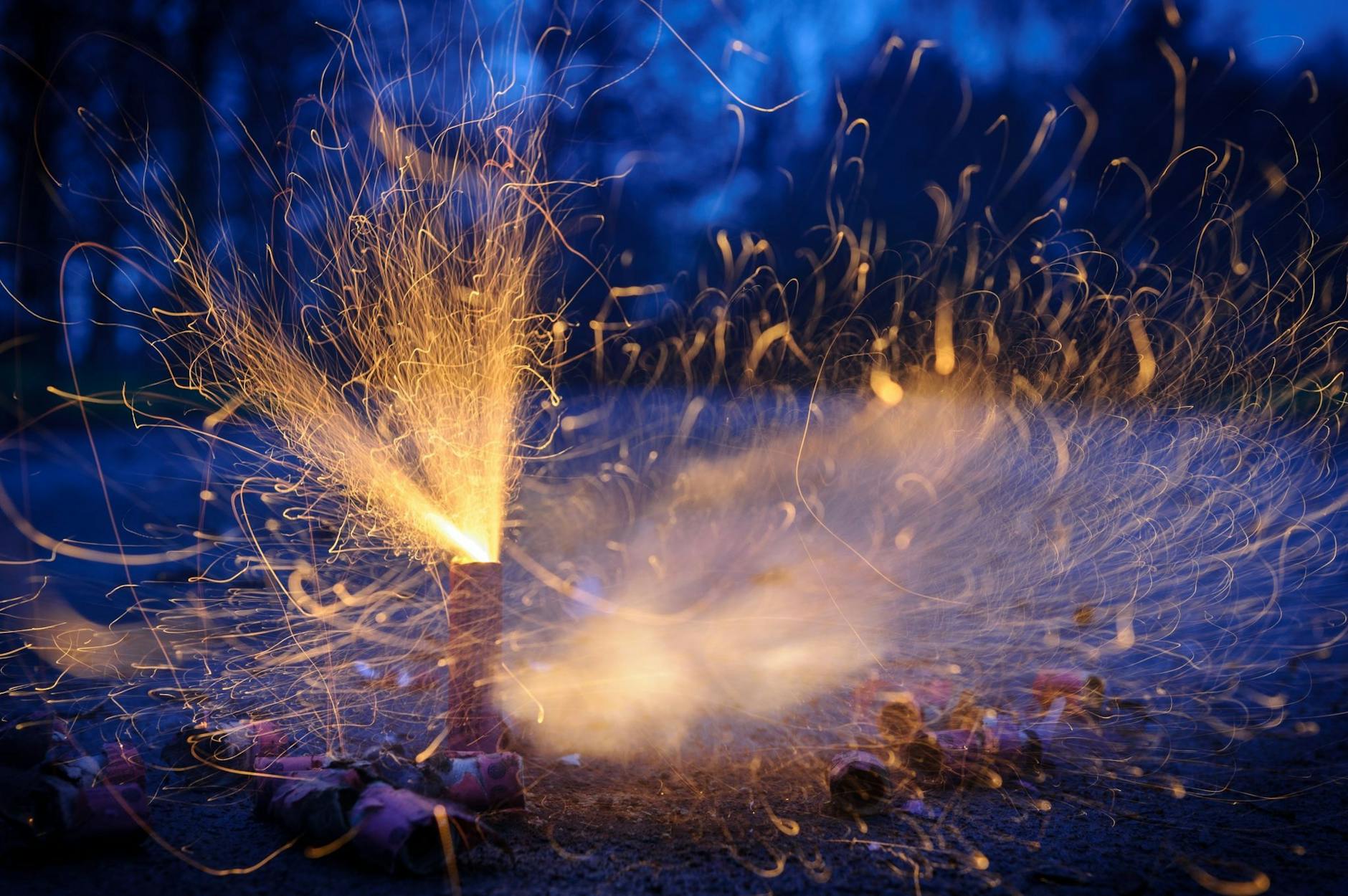 ARCHIV - Böller explodieren.