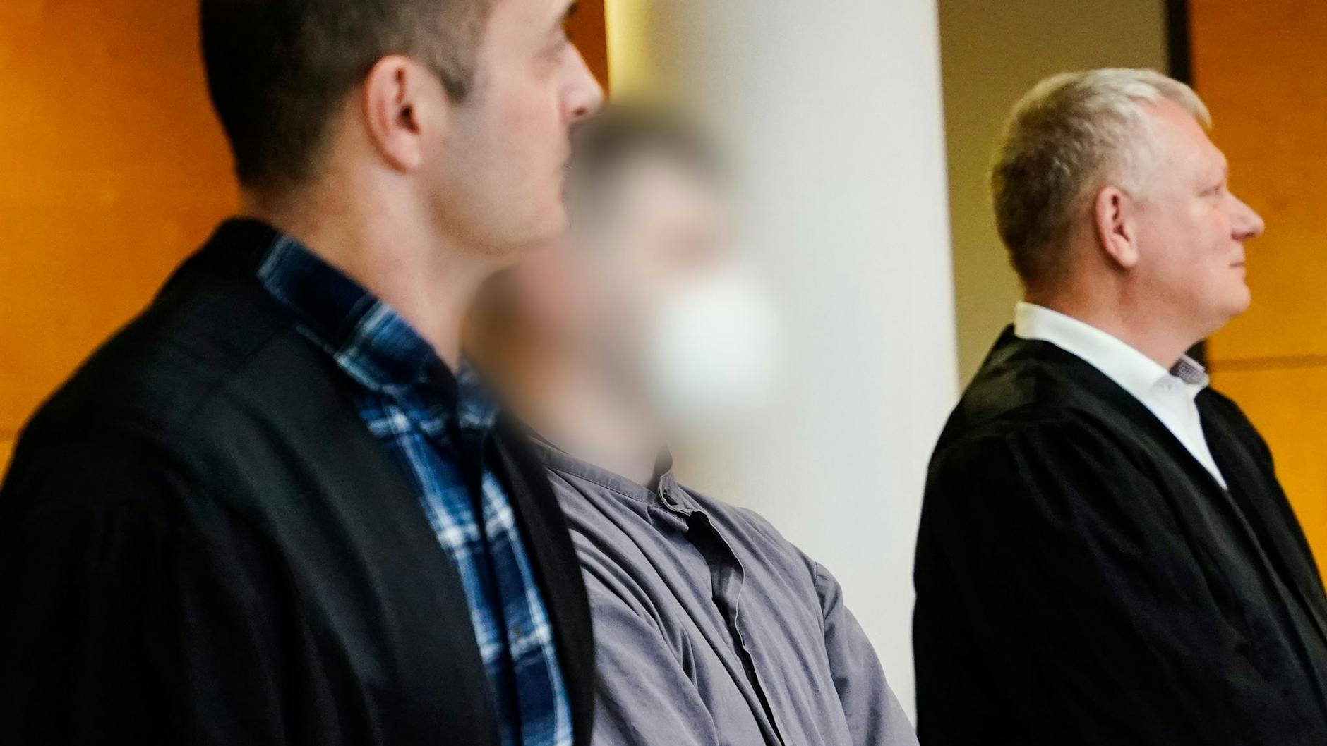 Der Hauptangeklagte (M.) im Verhandlungssaal des Landgerichts in Kaiserslautern