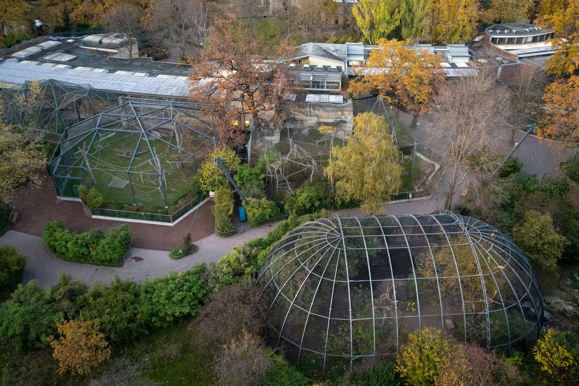 Keine Besucher sind im Berliner Zoo unterwegs. Der Zoo ist wegen eines Falls von Vogelgrippe geschlossen.