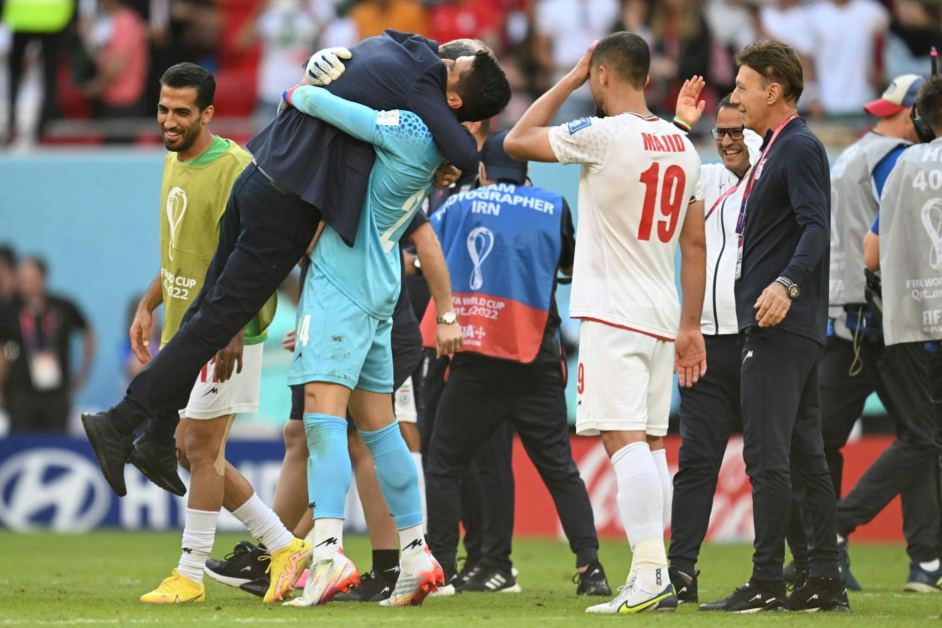 Irans Spieler feiern nach dem Sieg gegen Wales ihren Trainer Carlos Queiroz.
