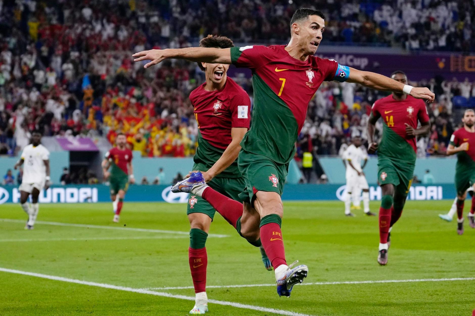 Cristiano Ronaldo (v.) steht offenbar vor einem Wechsel zum Al-Nassr FC (Saudi-Arabien).