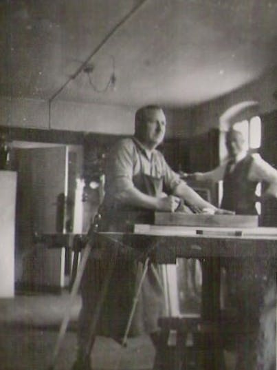 Der Tischler Max Hilliges in den 40er-Jahren in seiner Werkstatt. Er wurde 1945 in der Haftanstalt Plötzensee enthauptet.