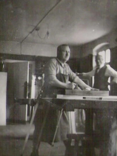 Der Tischler Max Hilliges in den 40er-Jahren in seiner Werkstatt. Er wurde 1945 in der Haftanstalt Plötzensee enthauptet.