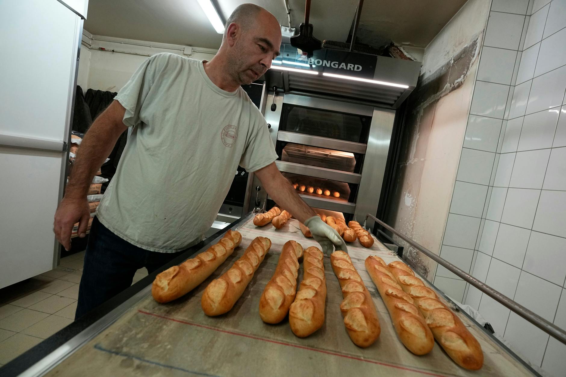 Bäckermeister David Buelens mit seinen Baguettes. Nun gilt die "Kultur der Baguettes" als immaterielles Welterbe der Unesco.
