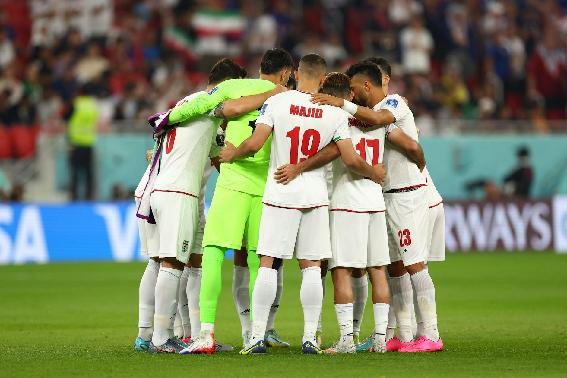 Die Spieler des Iran stehen im Kreis zusammen - zuvor haben sie die Hymne mitgesungen.