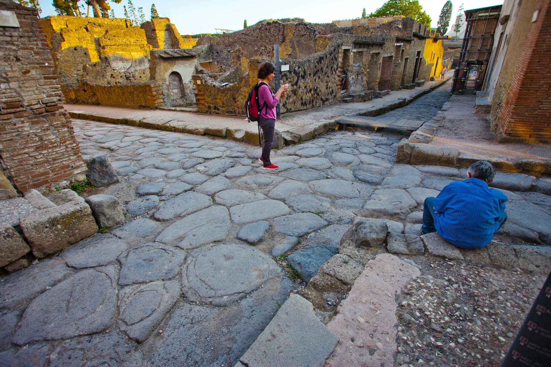 Fast wie eine Zeitreise, nur ohne alte Römer. Straßen im antiken Herculaneum, untergegangen im Jahre 79 beim Ausbruch des Vesuvs.