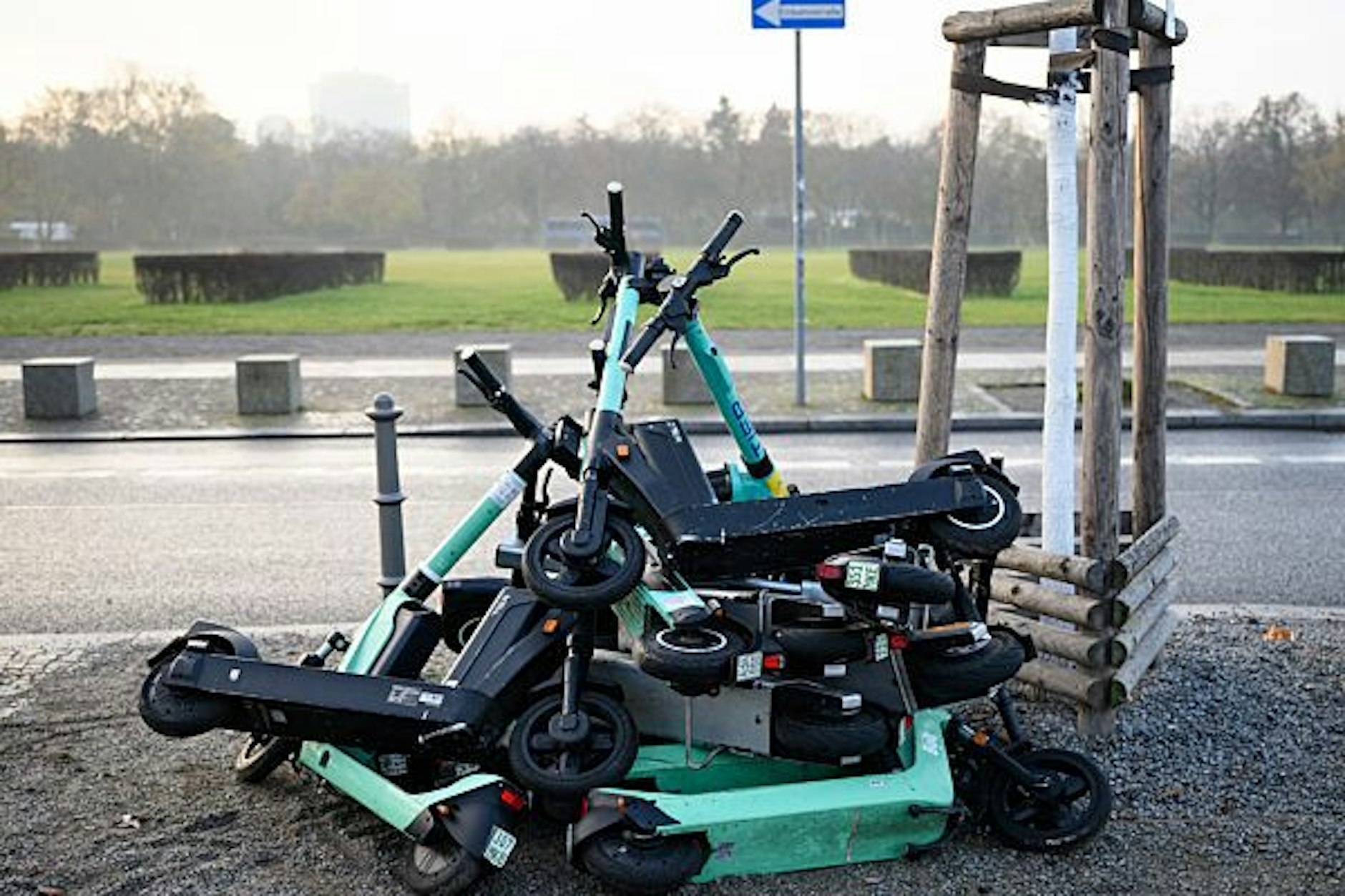 E-Roller liegen im Berliner Regierungsviertel übereinander.