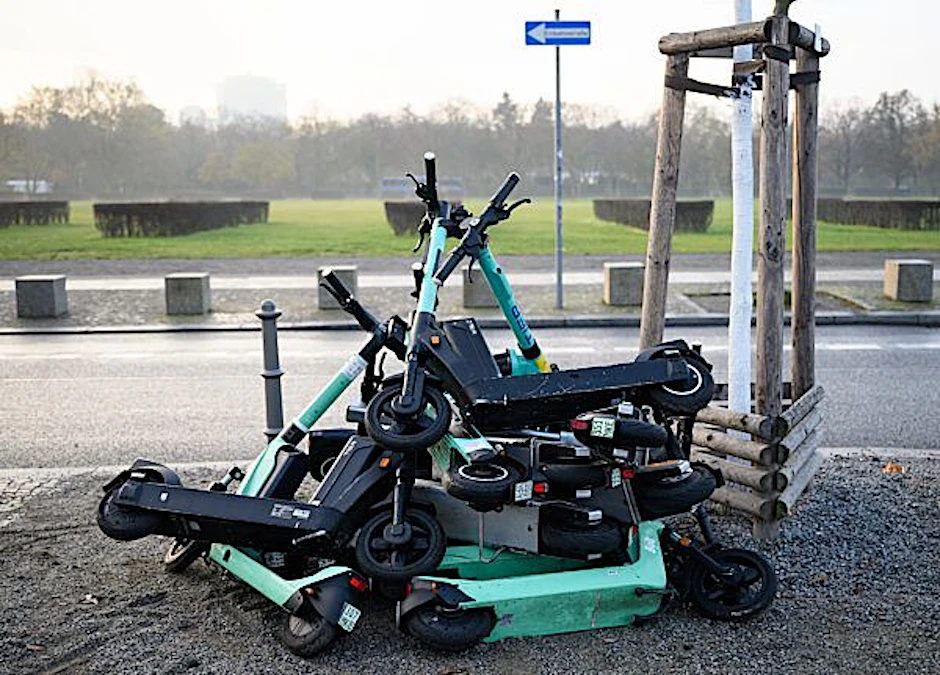 E-Roller liegen im Berliner Regierungsviertel übereinander.