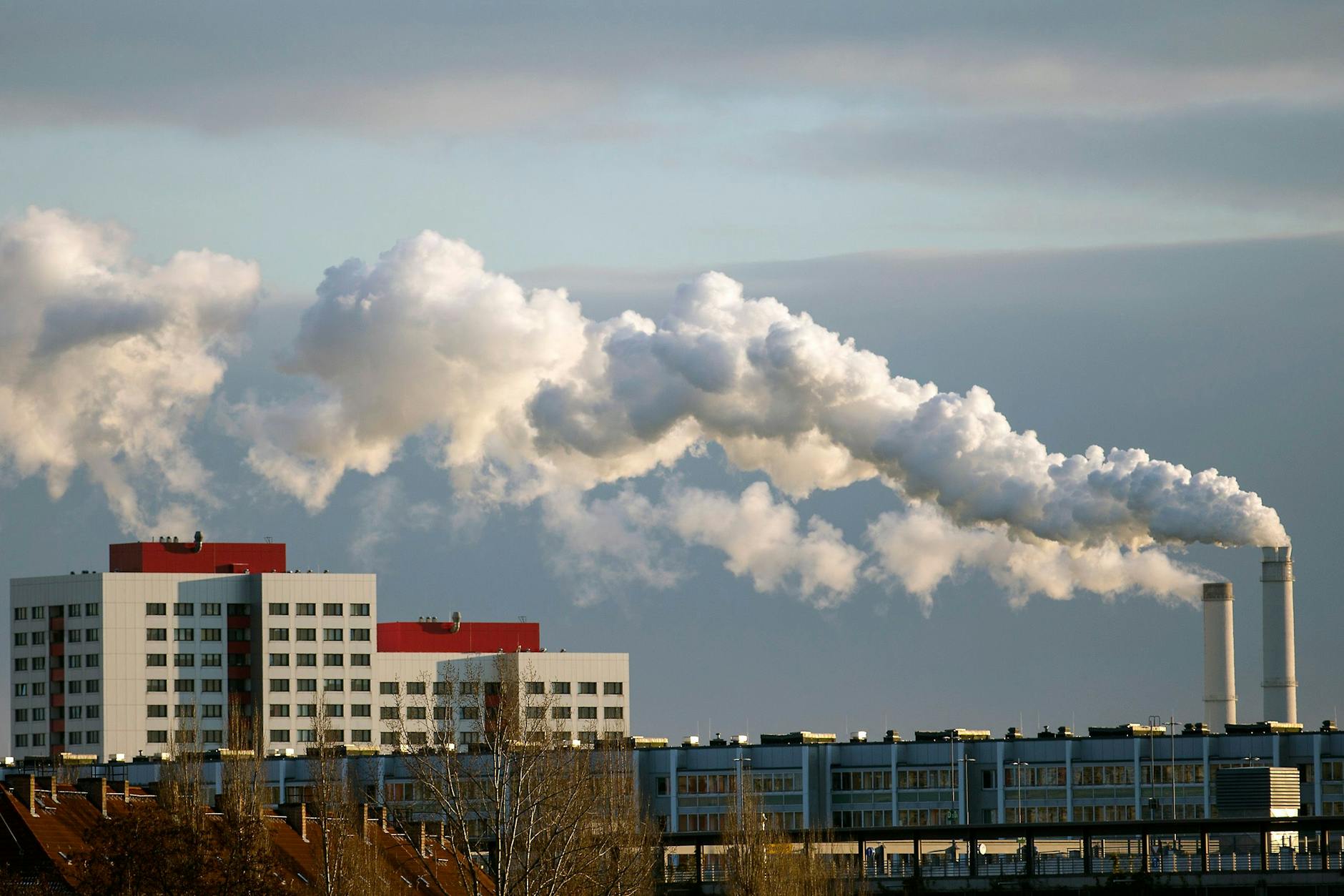 <strong>Die Schornsteine eines Kraftwerks in Berlin.</strong>