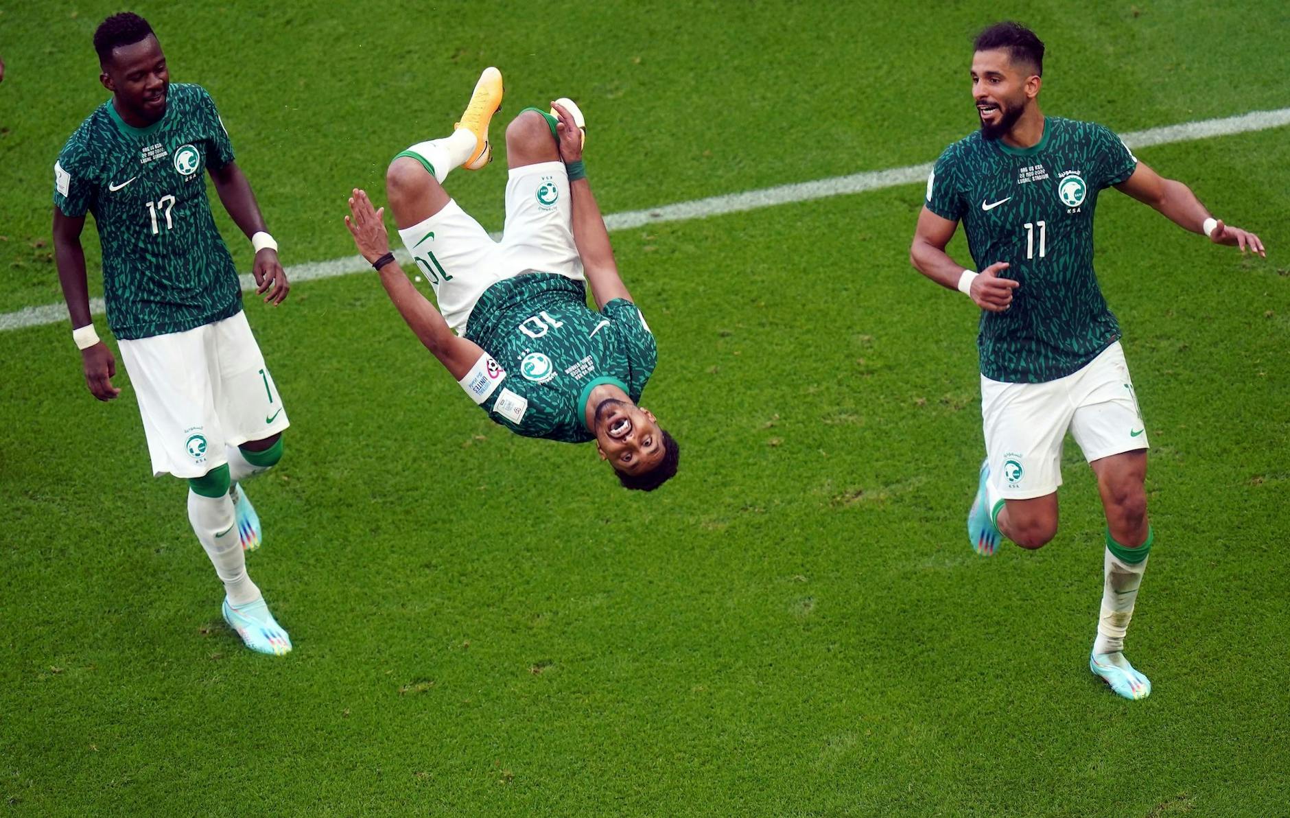 ARCHIV - Die saudischen Spieler feiern den 2:1-Sieg gegen Argentinien.