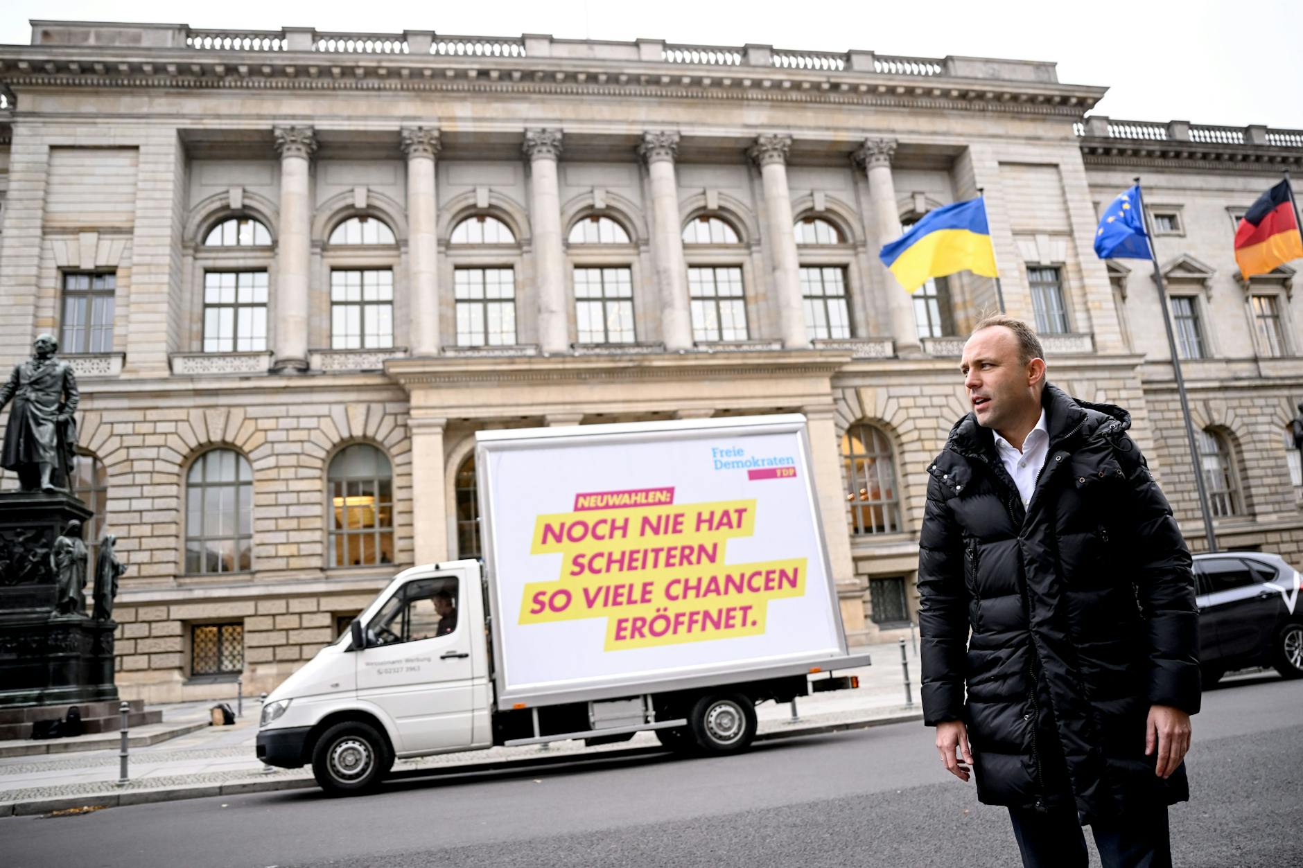 Sebastian Czaja, Vorsitzender der FDP-Fraktion im Berliner Abgeordnetenhaus, steht vor einem Plakat.
